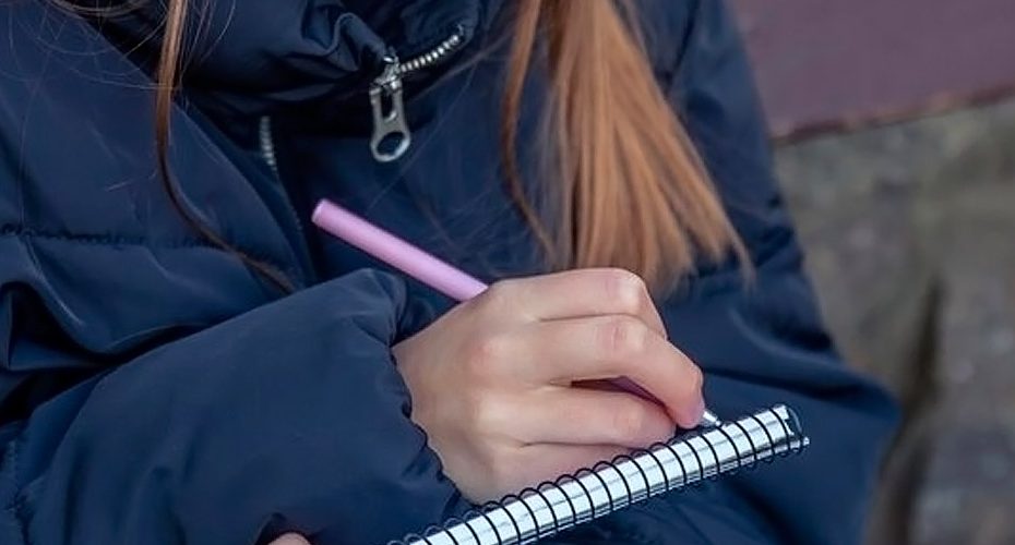 Celeste, apasionada por el fútbol y arte, busca un hogar para proyectar su futuro